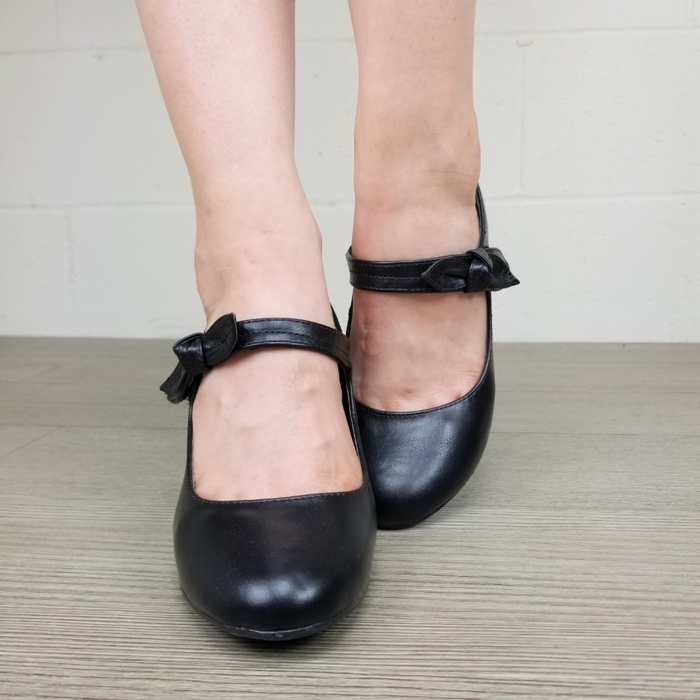 Closed Toe Low Mid Heel Bow Strap Dress Pump - Picture 6 of 8